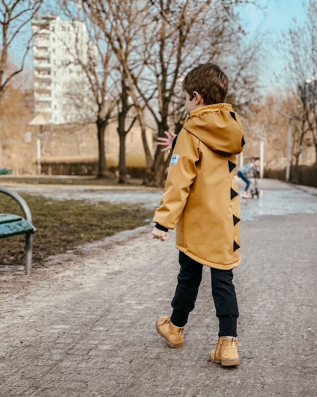 Parka softshellowa z odblaskami dinozaur  - ciemna musztarda