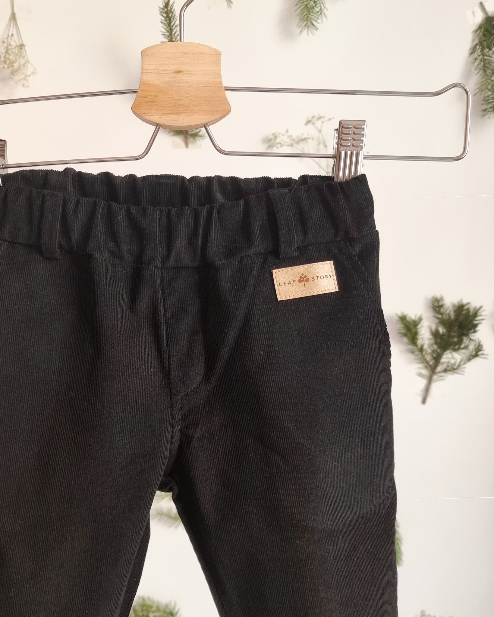 Sztruksowe spodnie ze szlufkami i regulacją pasa- czarny