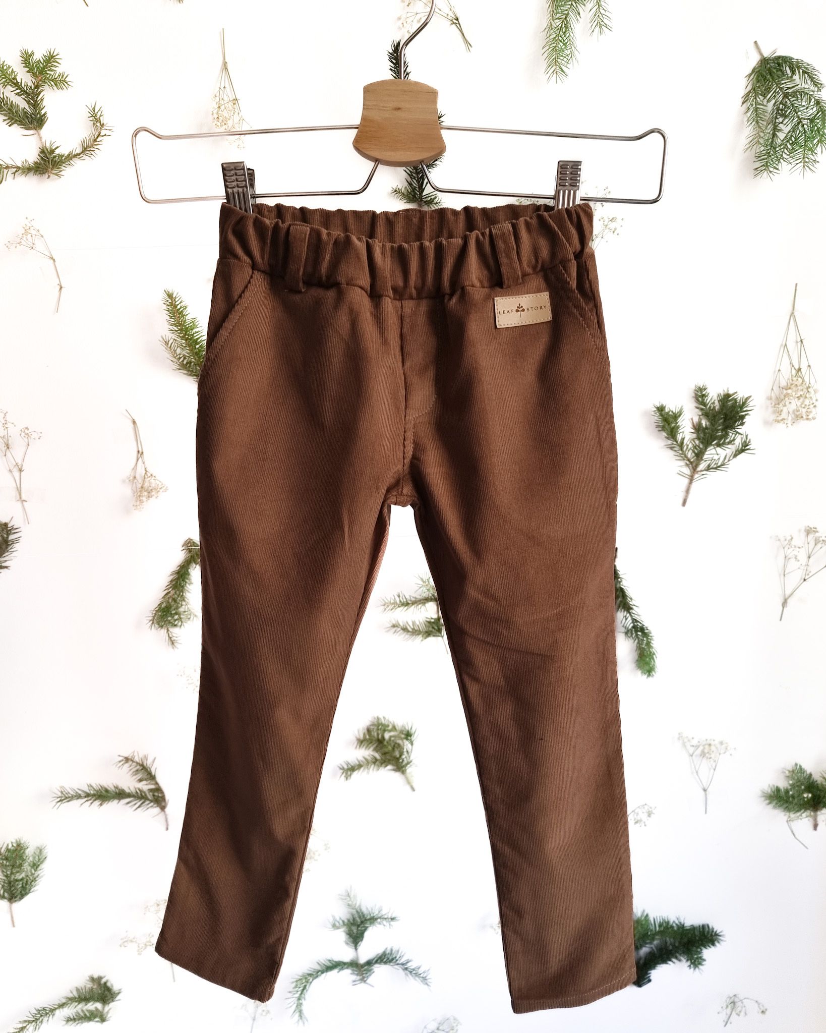 Sztruksowe spodnie ze szlufkami i regulacją pasa - karmel