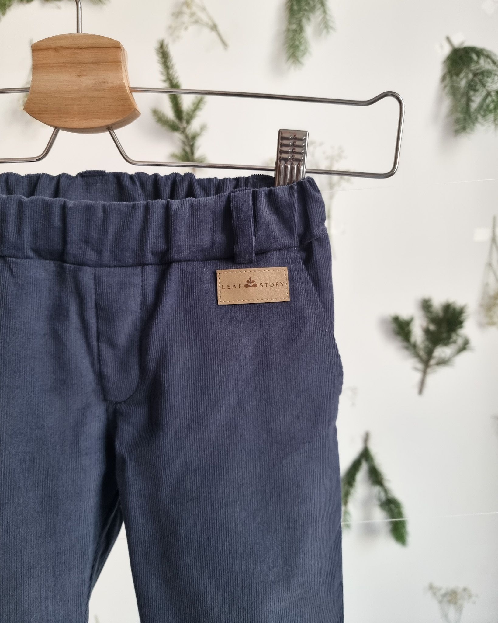 Sztruksowe spodnie ze szlufkami i regulacją pasa - jeans
