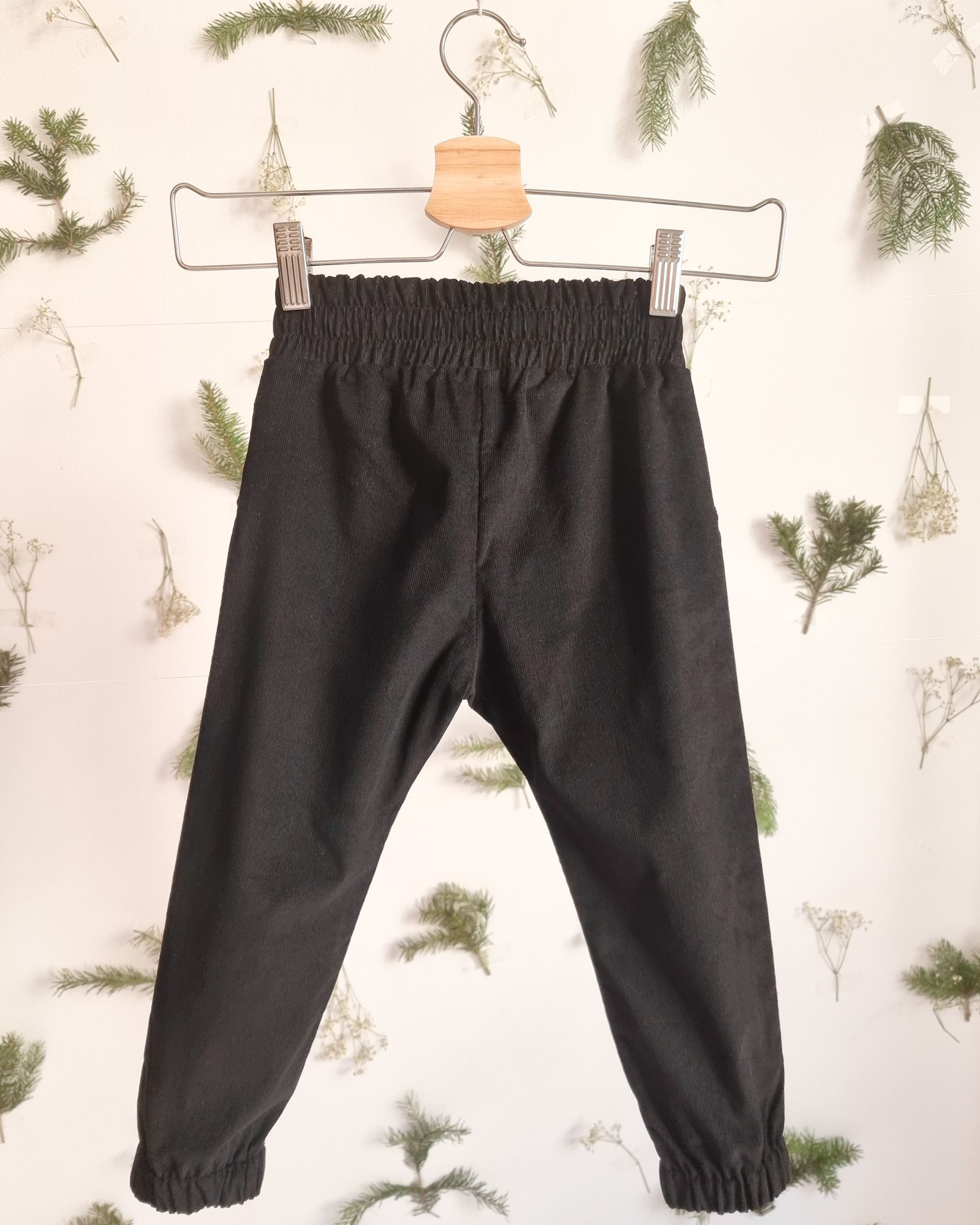 Sztruksowe spodnie sportowe z gumkami - czarny