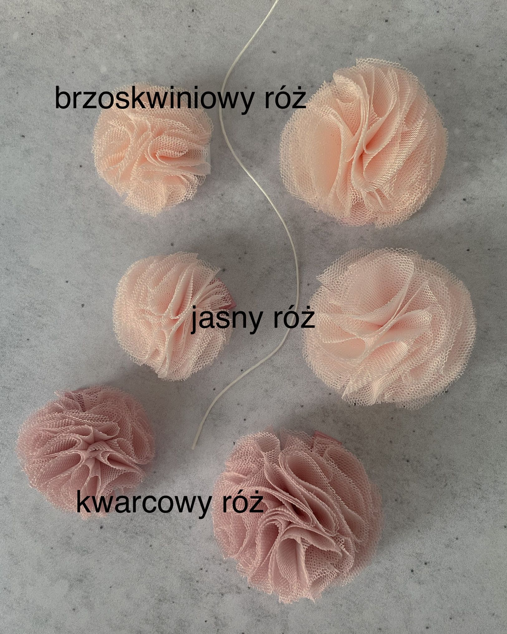 Spinka pomponik tiulowy - brzoskwiniowy róż
