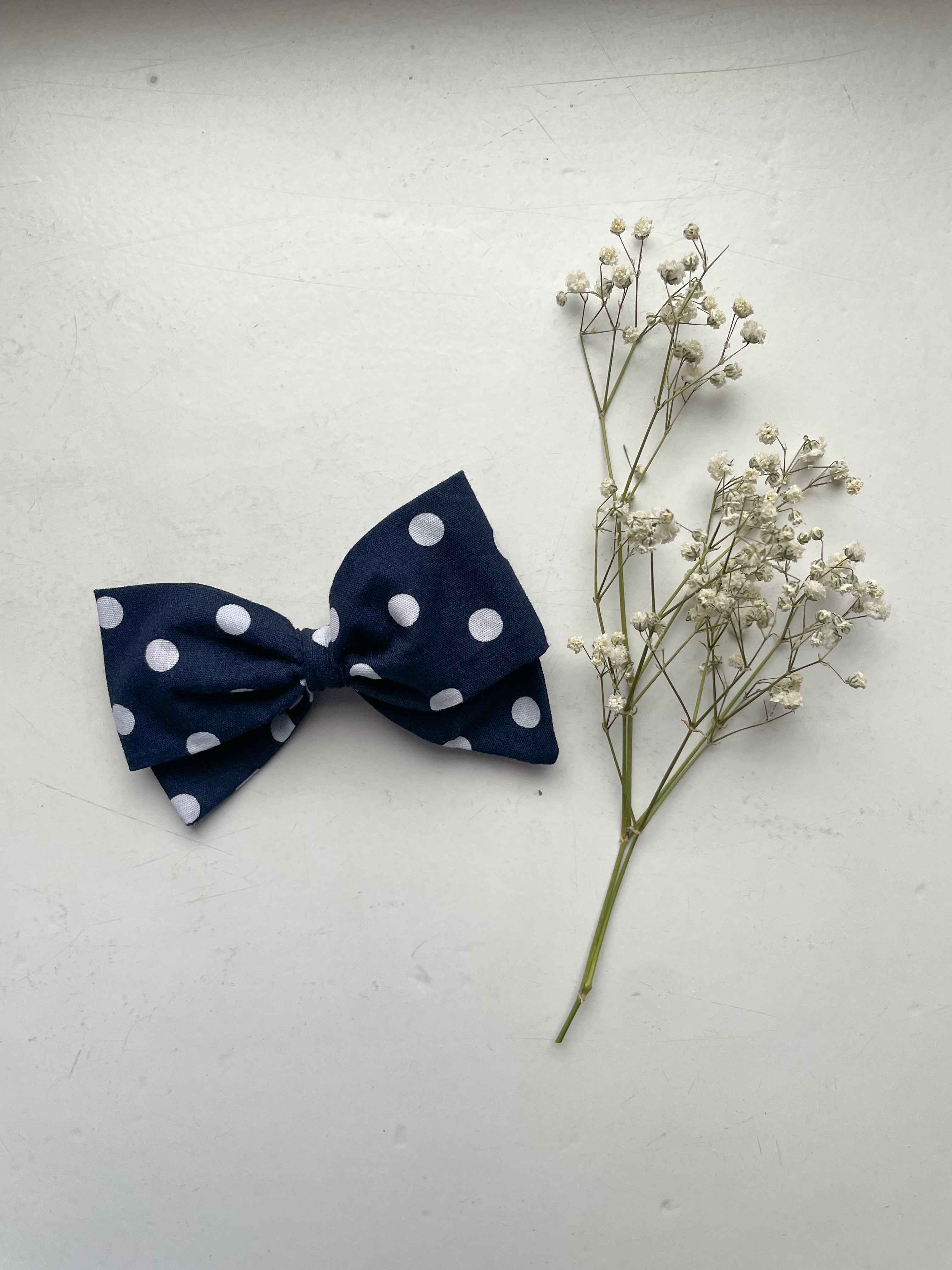 Spinka kokardka -navy blue dots