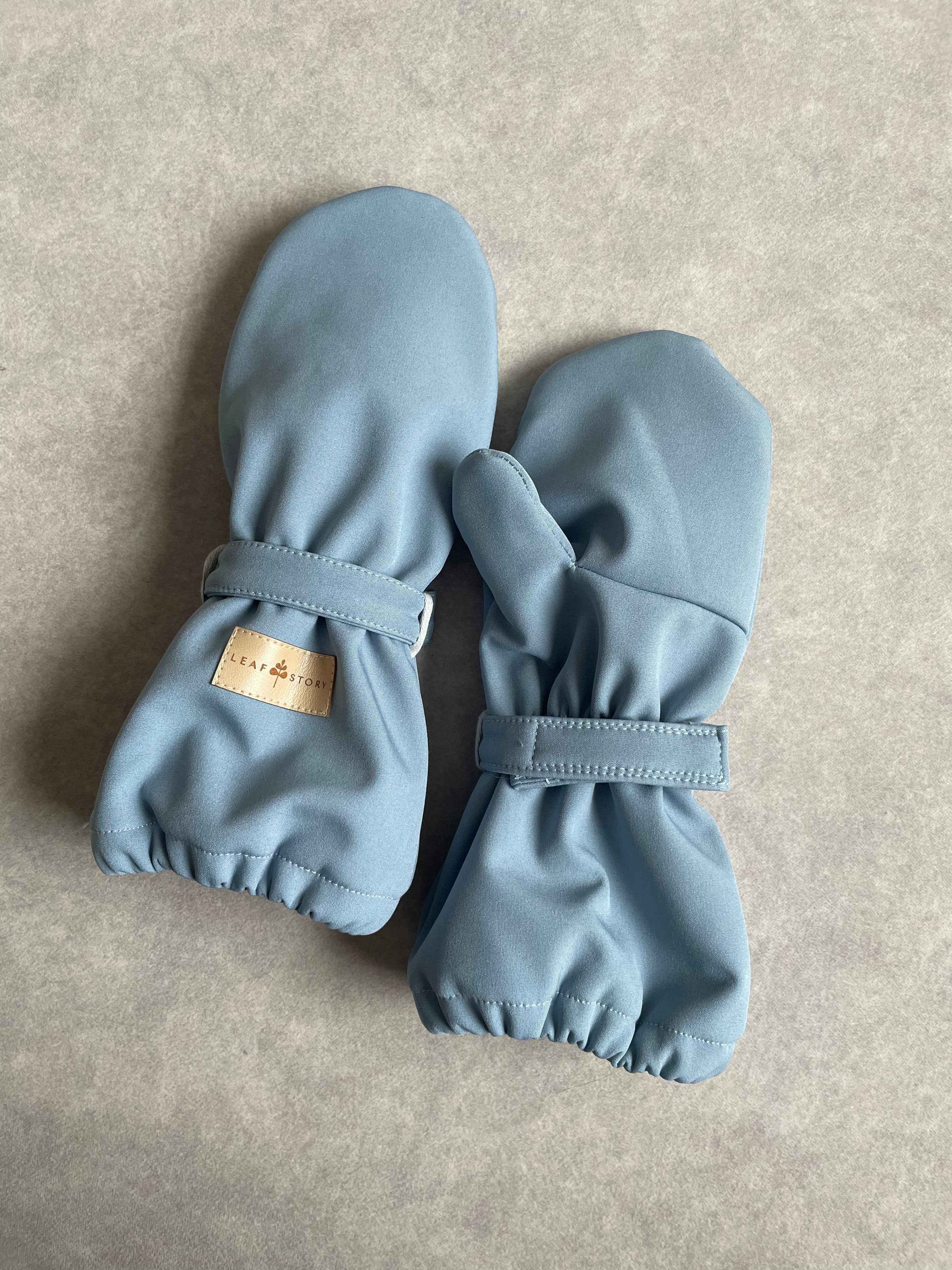 Wysokie rękawiczki softshellowe z regulacją bez sznurka - baby blue
