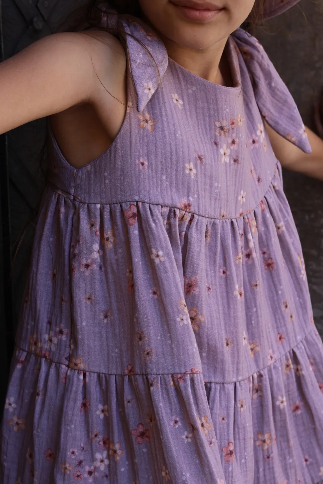 Sukienka muślinowa wiązana na ramionach - kwiatuszki retro - ciemny beż