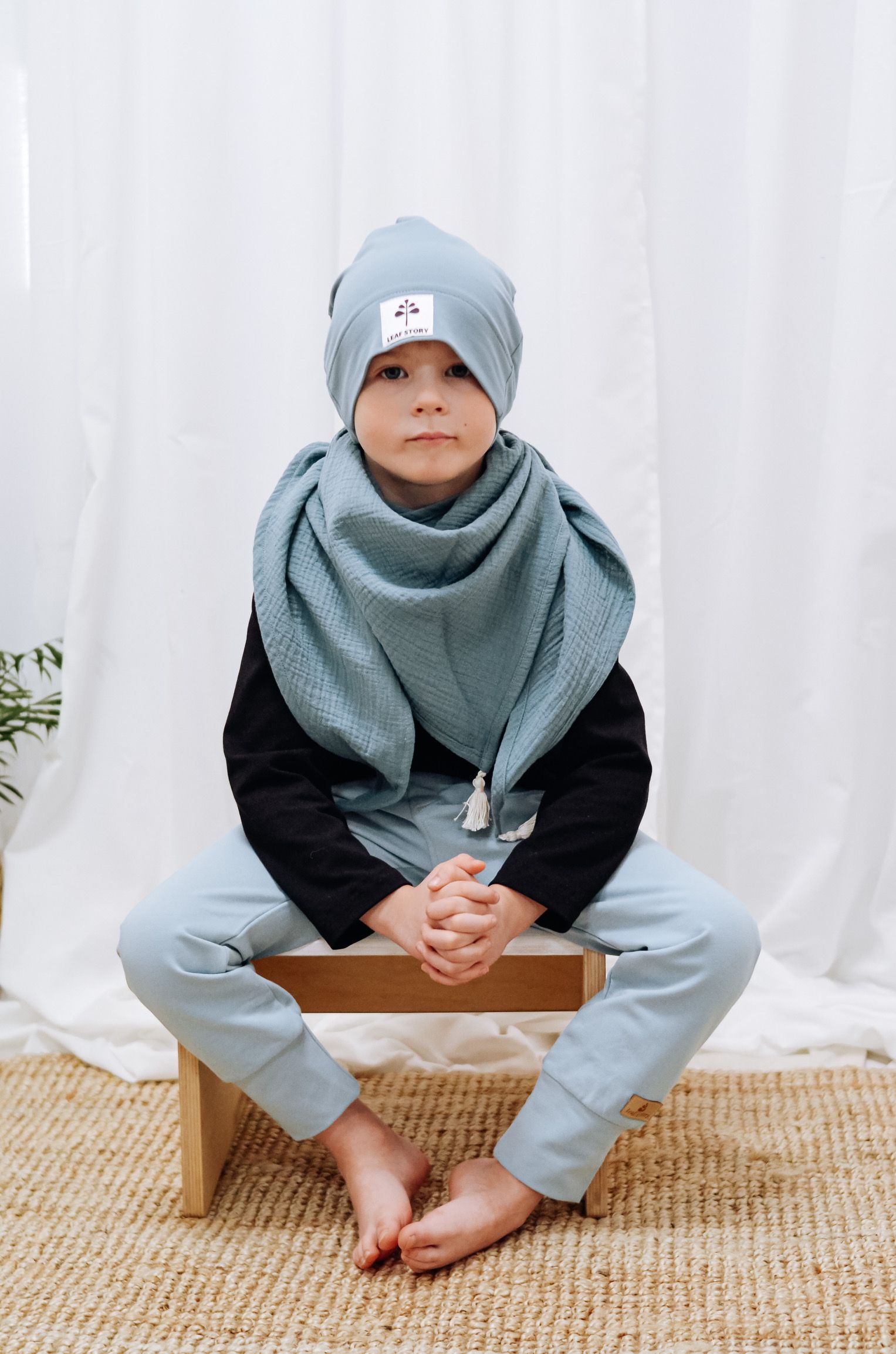 Chusta trójkątna z białymi chwostami - zgaszony morski -r.M