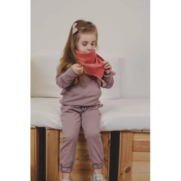 Chusta trójkątna muślinowa z chwostami - malinowy -r.M